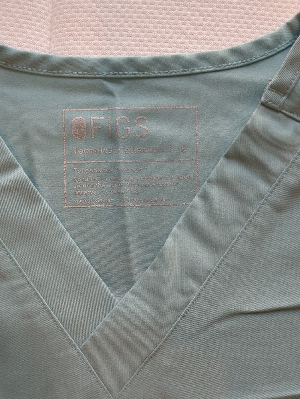 Figs Men’s Teal Medical Scrub Set - V-Neck Top & Drawstring Pants - Picture 2 of 7